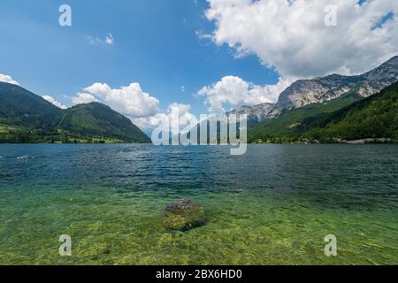 Vue imprenable sur le lac Grundlsee, la région de l'Ausseer Land, la Styrie, l'Autriche et les montagnes environnantes - vue du village de Gößl (Gössl) Banque D'Images