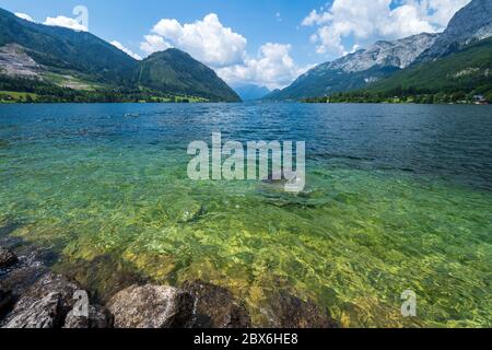 Vue imprenable sur le lac Grundlsee, la région de l'Ausseer Land, la Styrie, l'Autriche et les montagnes environnantes - vue du village de Gößl (Gössl) Banque D'Images
