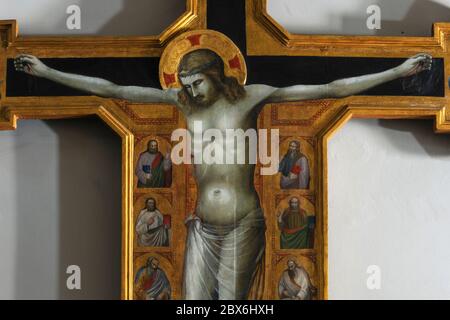 Détail d'un Crucifixion doré en tempera sur bois, cru à partir d'environ 1350 et d'être une œuvre tardive de l'artiste florentin, Bonaccorso di Cino. Il est conservé dans l'église de Santa Maria Primerana sur la Piazza Mino à Fiesole, au-dessus de Florence, en Toscane, en Italie. La Crucifixion est dans le style de l'école de Giotto - élèves et adeptes de l'influent artiste florentin Giotto di Bondone (c. 1267-1337). Bonaccorso di Cino est connu pour avoir été un disciple de Maso di Banco (prospère c. 1325-53), qui était parmi les élèves les plus talentueux de Giotto. Banque D'Images