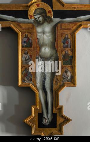 Détail d'un Crucifixion doré en tempera sur bois, cru à partir d'environ 1350 et d'être une œuvre tardive de l'artiste florentin, Bonaccorso di Cino. Il est conservé dans l'église de Santa Maria Primerana sur la Piazza Mino à Fiesole, au-dessus de Florence, en Toscane, en Italie. La Crucifixion est dans le style de l'école de Giotto - élèves et adeptes de l'influent artiste florentin Giotto di Bondone (c. 1267-1337). Bonaccorso di Cino est connu pour avoir été un disciple de Maso di Banco (prospère c. 1325-53), qui était parmi les élèves les plus talentueux de Giotto. Banque D'Images