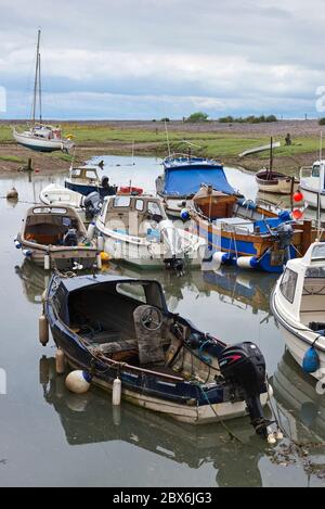 Bateaux de pêche et bateaux de plaisance dans le port intérieur de Porlock Weir, Somerset, Angleterre, Royaume-Uni. Partie du South Coast Path dans le parc national d'Exmoor Banque D'Images