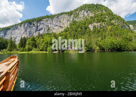 Vue sur la proue d'un 'Plätte', un bateau plat traditionnel en bois, naviguant à travers le légendaire lac Toplitz, région de l'Ausseer Land, Styrie, Autriche Banque D'Images