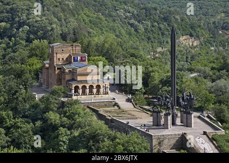 Assen Monument et la Boris Denev State Art Gallery à Veliko Tarnovo. Bulgarie Banque D'Images