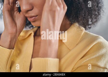 Femme aux cheveux foncés ayant une grave crise de migraine Banque D'Images