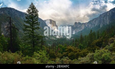 rainbow à la vue du tunnel dans le parc national de yosemite en californie aux états-unis Banque D'Images