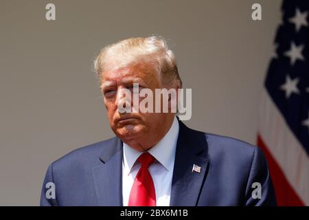 Washington, États-Unis d'Amérique. 05e juin 2020. Le président des États-Unis Donald J. Trump se tient après avoir signé le H.R. 7010 - PPP flexible Act de 2020 dans le Rose Garden de la Maison Blanche à Washington, DC le 5 juin 2020. Crédit: Yuri Gripas/Pool via CNP | usage dans le monde crédit: dpa/Alay Live News Banque D'Images