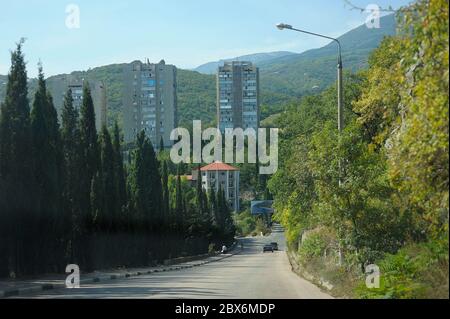 Vide route locale, descente à la station balnéaire de la ville d'Alushta, montagnes sur un fond Banque D'Images