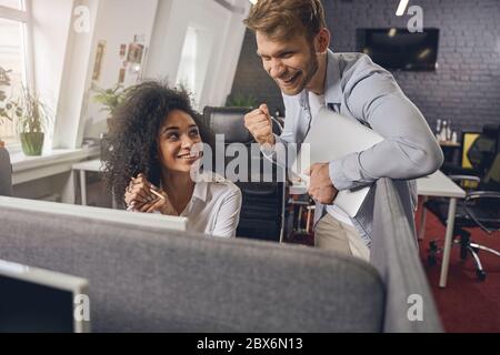 Homme debout à côté d'une femme souriante Banque D'Images
