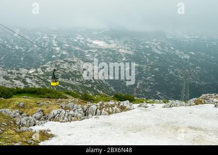 Vue sur le téléphérique atteignant le sommet du mont Krippenstein, région du Salzkammergut, OÖ, Autriche Banque D'Images