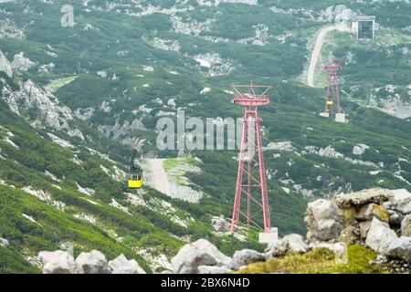 Vue sur le téléphérique atteignant le sommet du mont Krippenstein, région du Salzkammergut, OÖ, Autriche Banque D'Images