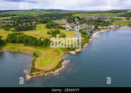 Vue aérienne du parcours de golf d'Aberdour et du village d'Aberdour à Fife, en Écosse, au Royaume-Uni Banque D'Images