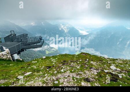 Vue imprenable sur la région du Salzkammergut, OÖ, Autriche, vue depuis la plate-forme d'observation de 5 doigts au sommet de la montagne Krippenstein Banque D'Images