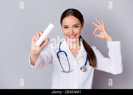 Photo de la famille doc femme professionnelle conseiller les patients vitamines complexe bouteille bonne qualité produit montrer symbole porter médical uniforme blouse de laboratoire Banque D'Images