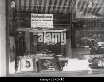 Vue d'une vitrine Heinrich Hoffmann photographies 1933 photographe officiel d'Adolf Hitler, et un homme politique et éditeur nazi, qui était membre du cercle intime d'Hitler. Banque D'Images