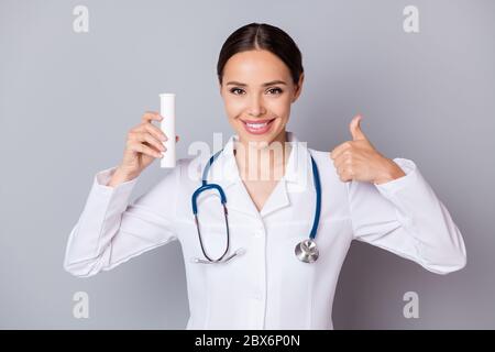 Photo de la famille doc dame professionnel conseiller des patients vitamines complexe bouteille de bonne qualité produit augmenter pouce vers le haut porter médical uniforme blouse de laboratoire Banque D'Images