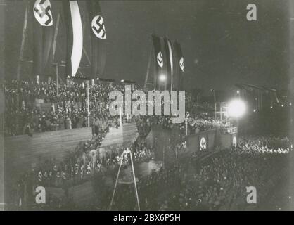 Rallye nocturne sur Tempelhofer-Feld Berlin le 1er mai Heinrich Hoffmann photographie 1933 photographe officiel d'Adolf Hitler, et un politicien et éditeur nazi, qui était membre du cercle intime d'Hitler. Banque D'Images