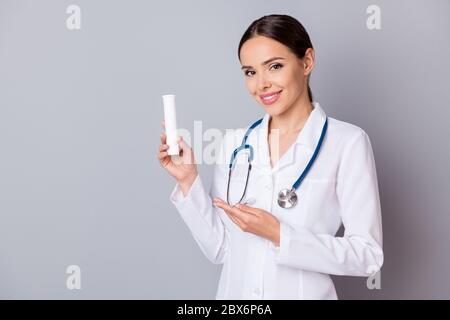 Photo de la famille gaie doc femme professionnelle conseiller les patients vitamines complexe bouteille bonne qualité produit suisse porter médical uniforme blouse de laboratoire Banque D'Images