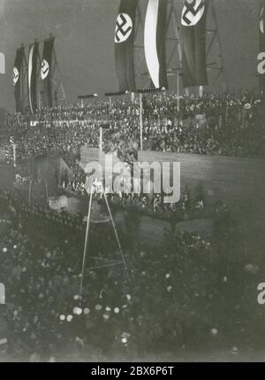 Rallye nocturne sur Tempelhofer-Feld Berlin le 1er mai Heinrich Hoffmann photographie 1933 photographe officiel d'Adolf Hitler, et un politicien et éditeur nazi, qui était membre du cercle intime d'Hitler. Banque D'Images