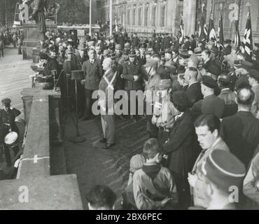 Rassemblement de NSBO dans le Lustgarten de Berlin -Engel parle Heinrich Hoffmann photographies 1933 Adolf Hitler photographe officiel, et un politicien et éditeur nazi, qui était un membre du cercle intime d'Hitler. Banque D'Images