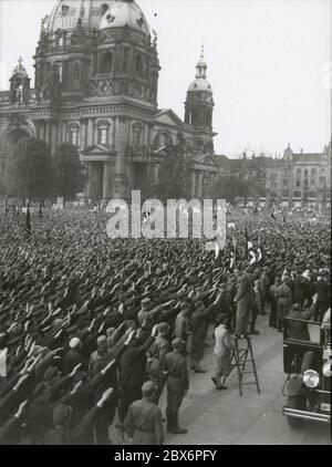 Rassemblement de NSBO dans le Lustgarten de Berlin -Engel parle Heinrich Hoffmann photographies 1933 Adolf Hitler photographe officiel, et un politicien et éditeur nazi, qui était un membre du cercle intime d'Hitler. Banque D'Images