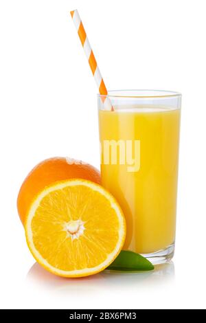 Jus de fruits orange boisson fouettée paille oranges verre isolé sur fond blanc Banque D'Images