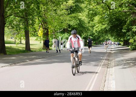 L'homme a fait un tour en montant dans le parc de Greenwich en faisant un exercice par jour pendant le confinement du coronavirus Banque D'Images