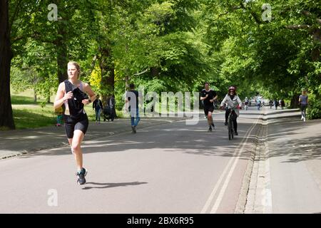 Les femmes coureurs, joggeurs et cyclistes s'exerçant à Greenwich Park, luttant contre la pandémie de covid-19 en été, Londres, Angleterre Banque D'Images