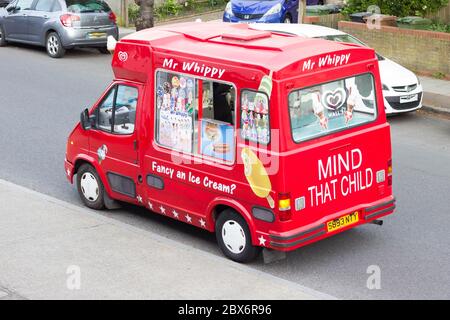 Rouge M. Whippy, fourgonnette glacée garée sur une route résidentielle à Londres, Angleterre Banque D'Images