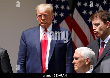 Washington, États-Unis d'Amérique. 05e juin 2020. Le président des États-Unis Donald J. Trump se tient après avoir signé le H.R. 7010 - PPP flexible Act de 2020 dans le Rose Garden de la Maison Blanche à Washington, DC le 5 juin 2020. Crédit: Yuri Gripas/Pool via CNP | usage dans le monde crédit: dpa/Alay Live News Banque D'Images