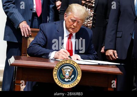 Washington, États-Unis d'Amérique. 05e juin 2020. Le président des États-Unis Donald J. Trump signe H.R. 7010 - PPP flexible Act de 2020 dans le Rose Garden de la Maison Blanche à Washington, DC le 5 juin 2020. Crédit: Yuri Gripas/Pool via CNP | usage dans le monde crédit: dpa/Alay Live News Banque D'Images