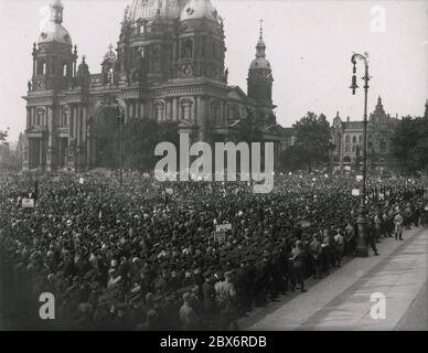 Rassemblement de NSBO dans le Lustgarten Heinrich Hoffmann de Berlin photographies 1933 photographe officiel d'Adolf Hitler, et un politicien et éditeur nazi, qui était un membre du cercle intime d'Hitler. Banque D'Images