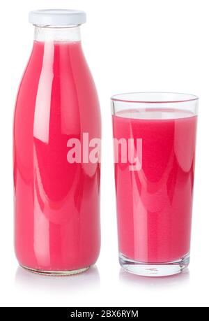 Jus de fruits boisson fouettée rouge boisson dans une bouteille et un verre isolés sur fond blanc Banque D'Images