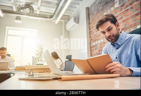 Jeunes employés travaillant sur des ordinateurs au bureau Banque D'Images