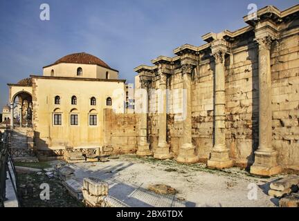 Tzistarakis Mosque et la bibliothèque d'Hadrien à Athènes. Grèce Banque D'Images