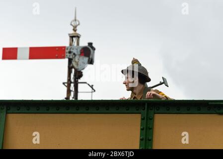 MID Hants Railway 'War on the Line' 2019 (jour J 75) avec des acteurs habillés en costume d'époque aux gares d'Alresford, Robley et Medstead & four Marks. Banque D'Images