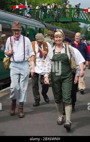 MID Hants Railway 'War on the Line' 2019 (jour J 75) avec des acteurs habillés en costume d'époque aux gares d'Alresford, Robley et Medstead & four Marks. Banque D'Images