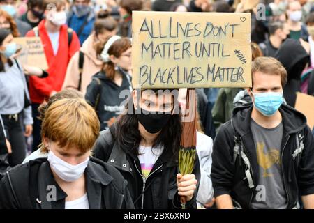 Vienne, Autriche. 05e juin 2020. Black Lives Matter manifestation à Vienne. Les manifestants se sont rassemblés devant l'ambassade américaine et sont allés au centre-ville de là. Crédit: Franz PERC / Alay Live News Banque D'Images