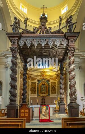 Atri. Église de Santa Reparata, couvert de noyer. Atri, région des Abruzzes, Italie, Europe Banque D'Images