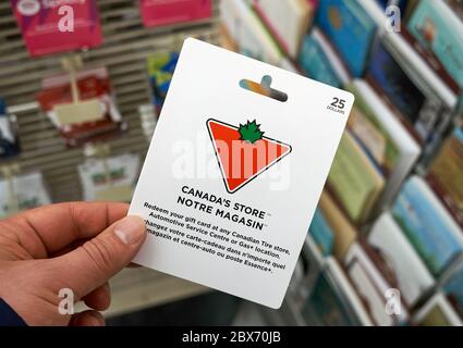 Montréal, Canada - le 03 mai 2020 : carte-cadeau Canadian tire dans un stand avec cartes-cadeaux. Canadian tire est une société de détail canadienne qui opére Banque D'Images