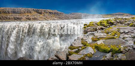 Vue panoramique sur la plus grande et la plus puissante cascade d'Europe appelée Dettifoss en Islande, près du lac Myvatn, au ciel bleu Banque D'Images