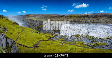 Vue panoramique sur la plus grande et la plus puissante cascade d'Europe appelée Dettifoss en Islande, près du lac Myvatn, au ciel bleu Banque D'Images