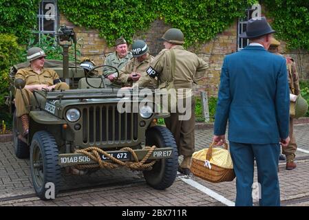 MID Hants Railway 'War on the Line' 2019 (jour J 75) avec des acteurs habillés en costume d'époque aux gares d'Alresford, Robley et Medstead & four Marks. Banque D'Images