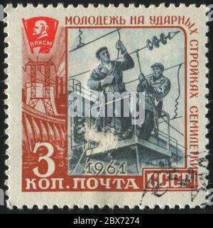 RUSSIE - VERS 1961: Timbre imprimé par la Russie, montre deux travailleurs, vers 1961. Banque D'Images