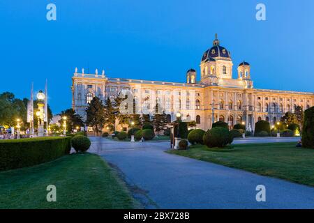 Le musée Kunsthistorisches (Musée des Beaux-Arts) de nuit à Vienne, Autriche. Banque D'Images