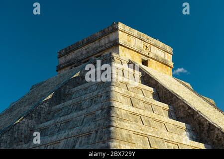 La Pyramide Kukulkan ou El Castillo à Chichen Itza au coucher du soleil, au Mexique. Banque D'Images