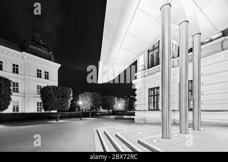 Entrée du bâtiment Albertina avec son toit moderne la nuit en Autriche en noir et blanc Banque D'Images