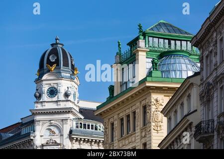 Vue sur certains bâtiments anciens de la rue commerçante Graben avec ciel bleu à Vienne, Autriche. Banque D'Images