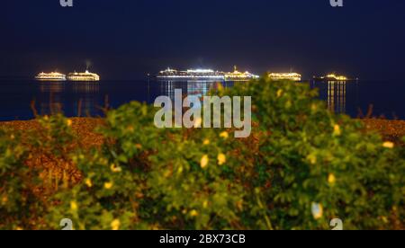 Des bateaux de croisière P&O et Cunard vides ont été ancrés dans la baie de Weymouth, à Dorset, au Royaume-Uni, pendant le confinement du coronavirus 2020 Banque D'Images