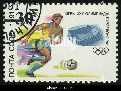 RUSSIE - VERS 1991 : timbre imprimé par la Russie, montre les Jeux Olympiques d'été 1992, Barcelone, Soccer, vers 1991. Banque D'Images