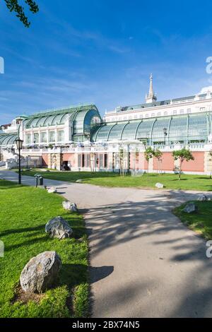 Le Palmenhaus à côté du Burggarten de Vienne en Autriche avec un ciel bleu. Banque D'Images